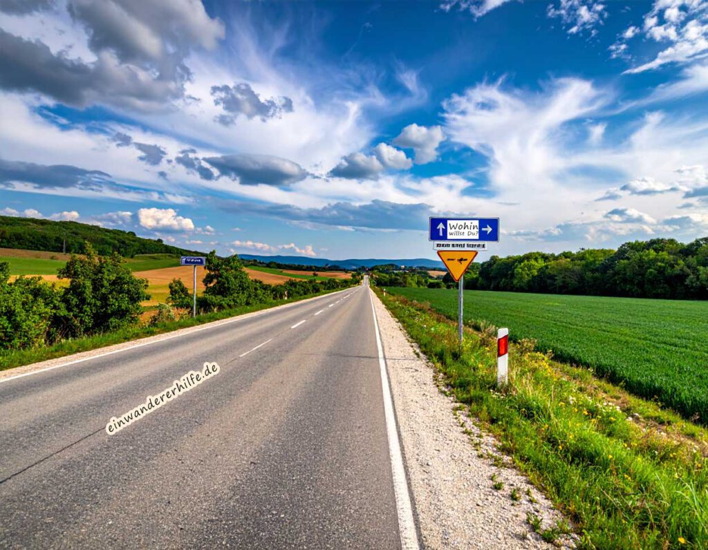 Landstraße im Komitat Vas mit Wegweisern Richtung Österreich. Auswandern nach Ungarn – Erfahrungen und Tipps von Autorin Marion Schanne.
